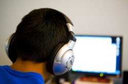 Listening to English with computer and headphones